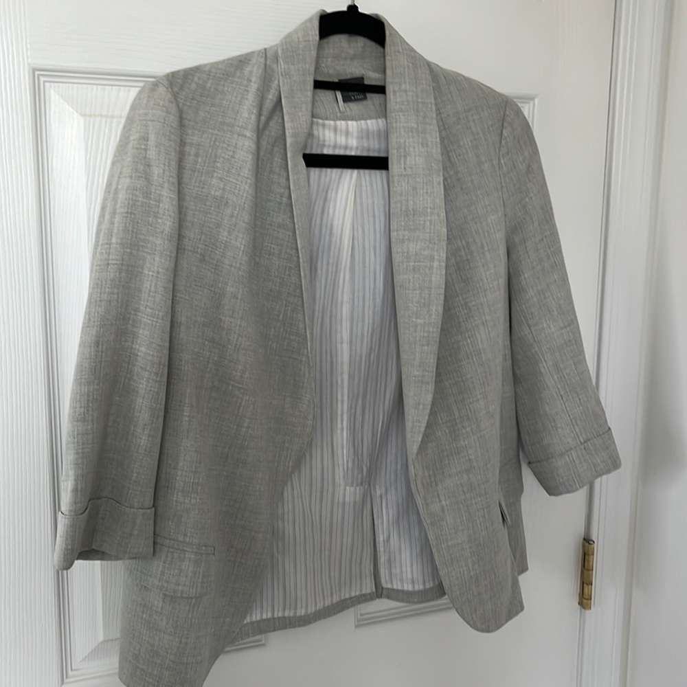 Fitted light gray blazer